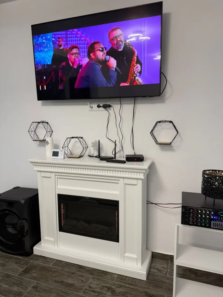 Colțul din living cu televizor și șemineu decorativ