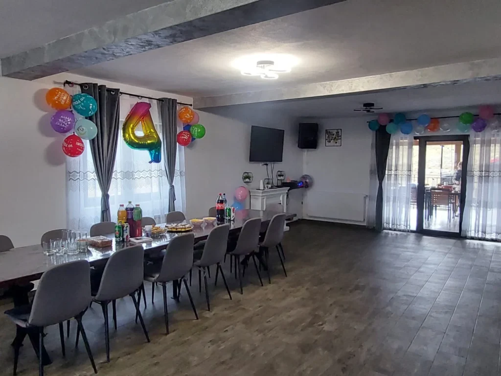 Masa mare din livingul Vilei Narci