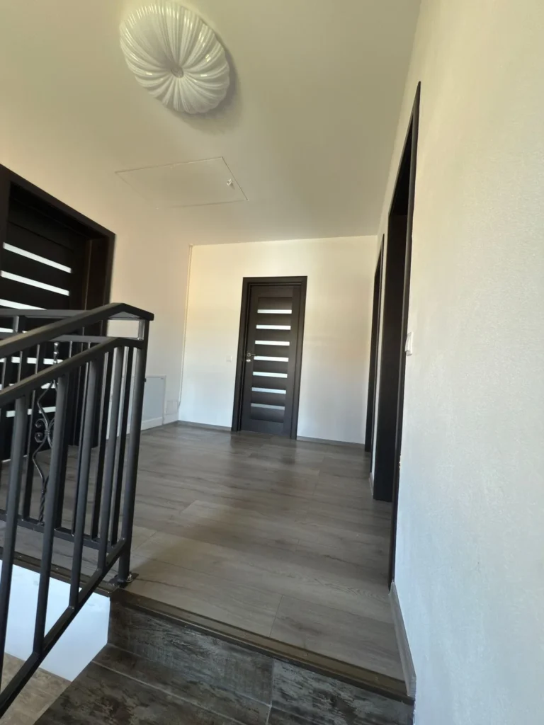 Scara interioară și holul etajului la Vila Narci